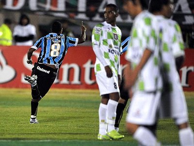 Souza comemora, ante os estupefatos "enjedrados", o gol que deu a vitória ao Grêmio em Tunja por 1 a 0.