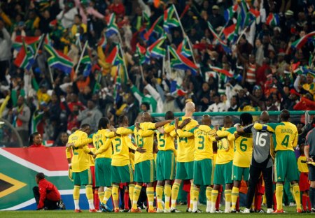 Jogadores africanos comemoram com a torcida a classificação, após o término dramático do jogo entre Iraque e Nova Zelândia. FONTE: GloboEsporte.com